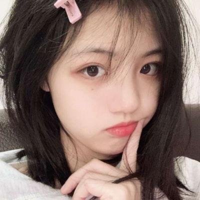 穿黄睡衣的女孩